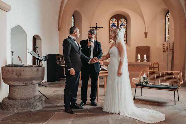 Freie Trauung | Freier Redner Alex bei einer freien Trauung in einer Kirche