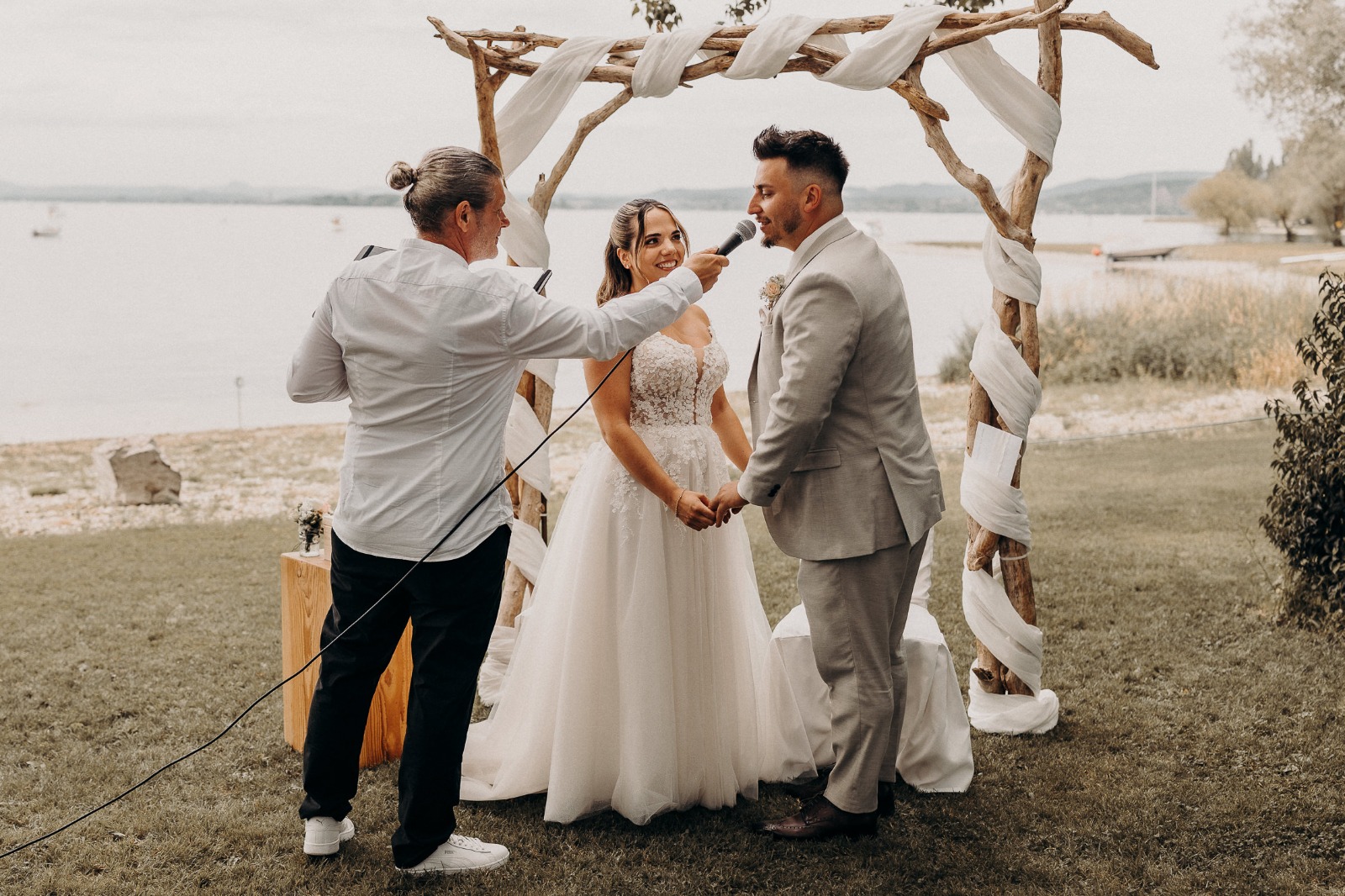 Freier Redner Alexander Jakovljevic bei einer Hochzeit am Bodensee